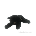 Jouet de chat en peluche noir accroupi